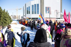 Arctic pride kulkue 2025 kirjaston edustalla valmistautumassa lähtöön