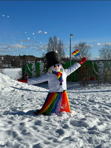 Arctic pride maskotti leikkimässä lumessa