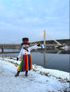 Arctic Pride maskotti poseeraamassa Jätkänkynttiläsillan edustalla