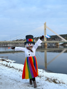 Arctic Pride maskotti poseeraamassa Jätkänkynttilän sillan edustalla