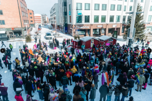 Väkijoukkoa kuuntelemassa Arctic Pride 2025 puheenvuoroa kulkueen jälkeen