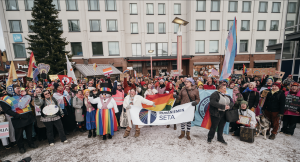 Kuva väkijoukosta Lordin aukiolla Arctic Pride 2025 kulkueen jälkeen