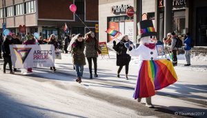 Arctic pride maskotti kävelemässä kohti lordin aukiota kulkueen kärjessä